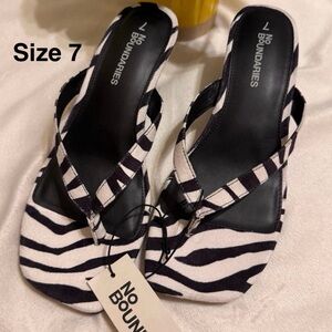 No Boundaries Women’s Kitten Heel Thong Sandals